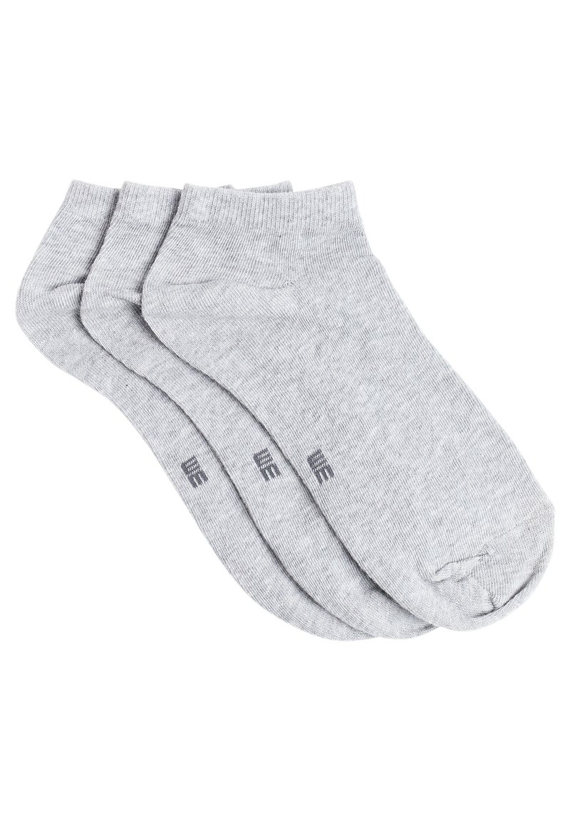 Három pár világosszürke pamut bokazokni, bordás felsőrésszel és megerősített sarokkal, mindegyik zoknin diszkrét logóval.