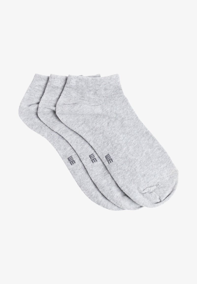 Három pár világosszürke pamut bokazokni, bordás felsőrésszel és megerősített sarokkal, mindegyik zoknin diszkrét logóval.