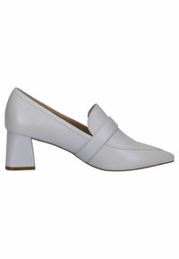 Weiße Leder-Pumps mit Absatz und spitzer Zehenform, die über ein Riemen-Detail an der Vorderseite sowie einen stabilen Blockabsatz verfügen.