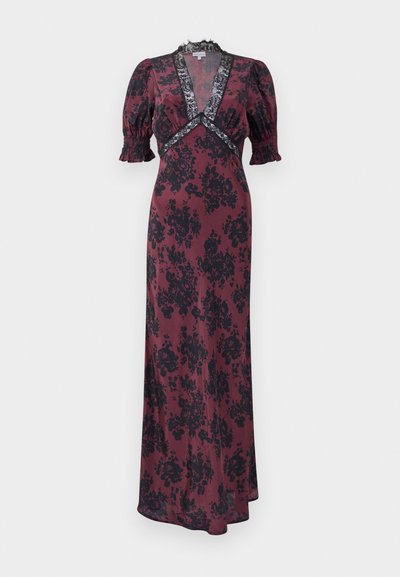Lang burgunderfarget kjole med svart blomsterdesign, med pufferm, en dyp V-hals og blonder rundt halsen og midjen.