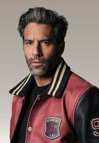 Veste de varsity en cuir bordeaux avec des manches en cuir noir, col rayé et patch brodé portant la mention "REDSWINS 18ème CAMPUS SUD L.A."