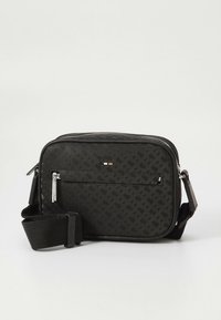 Svart crossbody-veske med teksturert mønster, rektangulær form, glidelåslukkinger og justerbar rem. Inkluderer en frontglidelåslomme.