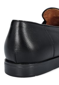 Czarny skórzany but o teksturowanym wykończeniu, zaokrąglonym obcasie i gładkiej gumowej podeszwie. Brak widocznych elementów metalowych lub akcentów.