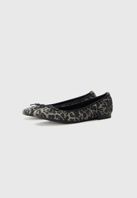 Ballerine in tessuto grigio e nero con stampa leopardata, dotate di un piccolo fiocco sulla punta e di un tacco basso e piatto. Texture morbida.