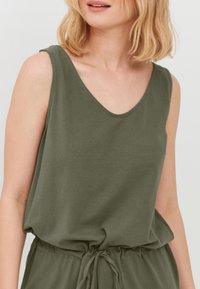 b.young BYPandina - Robe en jersey - olivine