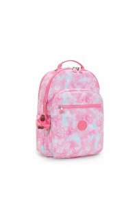 Rosa ryggsäck med blommiga och fjärilsmotiv, utrustad med ett huvudfack och en framficka med dragkedja, prydd med en fluffig apnyckelring.