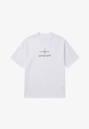 Weißes T-Shirt mit kurzen Ärmeln und Rundhalsausschnitt, das ein graues sternähnliches Symbol über den Buchstaben "PXP" zeigt, zentriert auf der Brust.