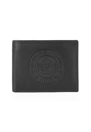 Cartera de cuero negro con un logo circular despresionado que incluye texto. Diseño compacto y textura suave con costuras cuidadas a lo largo de los bordes.