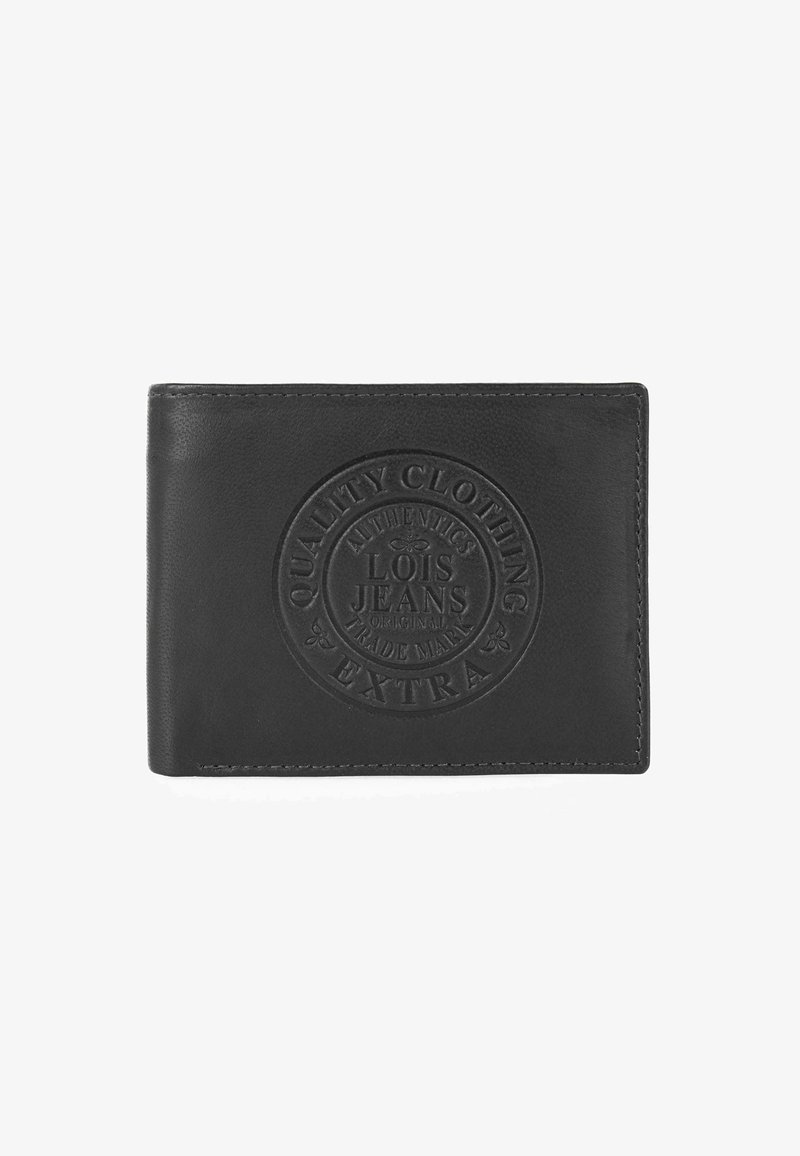 Cartera de cuero negro con un logo circular despresionado que incluye texto. Diseño compacto y textura suave con costuras cuidadas a lo largo de los bordes.