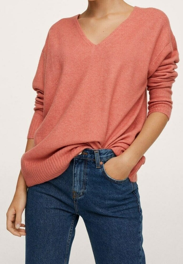 Sweter w kolorze rdzy z dekoltem w serek, luźny krój i ściągacze na rękawach, zestawiony z dżinsowymi spodniami. Sweter charakteryzuje się miękką teksturą i swobodnym fasonem.