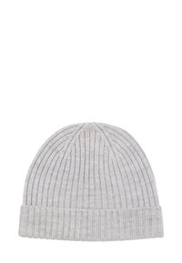 Grijze gebreide muts met geribbelde textuur, omgevouwen boord en naadloze bovenkant. Gemaakt van zacht garen, geschikt voor koud weer.