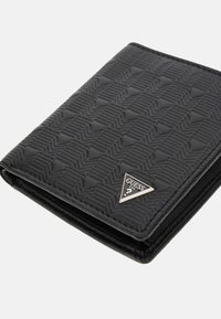 Portefeuille noir avec un motif géométrique, en matériau texturé, présentant un accent de logo en argent en forme de triangle.