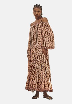 Vestido maxi de capas y sin mangas, confeccionado en un tejido suave. Presenta un patrón geométrico en rosa y marrón oscuro, con mangas fluidas y un sofisticado detalle en el dobladillo.