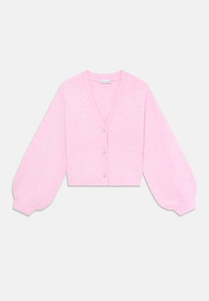 Cardigan rose coupé avec un col en V, des manches longues bouffantes et cinq boutons. Fabriqué en matériau doux et léger.
