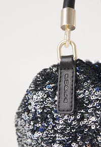 Borsa nera con paillettes, dalla forma tondeggiante, caratterizzata da un'etichetta in pelle con la scritta "FURLA" incisa e un dettaglio in metallo dorato.