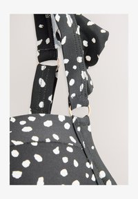 Vald, black white spot