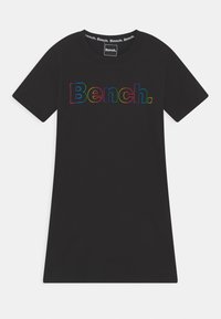 Czarna sukienka z krótkim rękawem z wielokolorowym logo "Bench." nadrukowanym na klatce piersiowej oraz markowym wykończeniem kołnierzyka.
