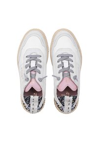 Baskets en cuir blanc avec des lacets gris, des accents roses et une semelle beige texturée. Doublure à motifs visible à l'intérieur de la chaussure.