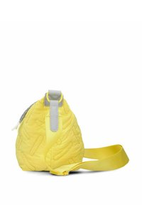 Gep quiltete gelbe Tasche mit abgerundeter Form, grauem Riemenanschluss und passendem gelbem verstellbarem Riemen, mit einem strukturierten Oberflächendesign.