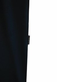 Schwarzer Stoff mit glatter Textur, versehen mit einem seitlichen Etikett mit der Aufschrift "HECHTER" in Weiß und Rot. Das Design ist schlicht und ungeschmückt.