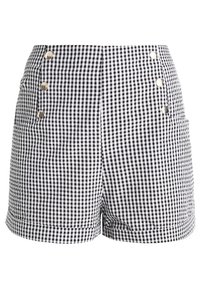 Pantaloni a scacchi bianchi e neri con vita alta, caratterizzati da quattro bottoni decorativi dorati e due tasche frontali. Tessuto dalla superficie liscia.