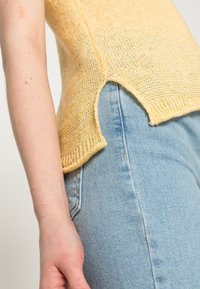 ONLY ONLSUNNY - T-shirt básica - straw