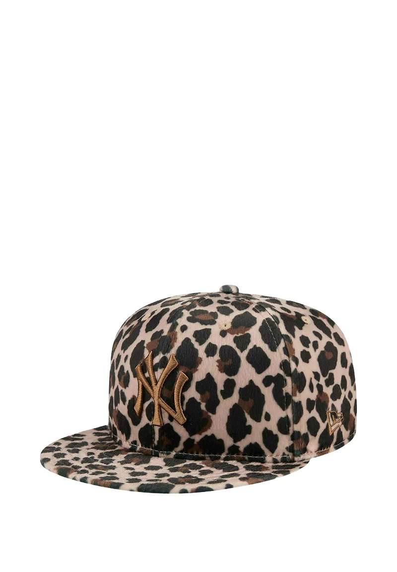 Cappello con stampa leopardata, con visiera piatta, base beige e macchie nere/marroni. Include un logo NY ricamato marrone sulla parte anteriore.