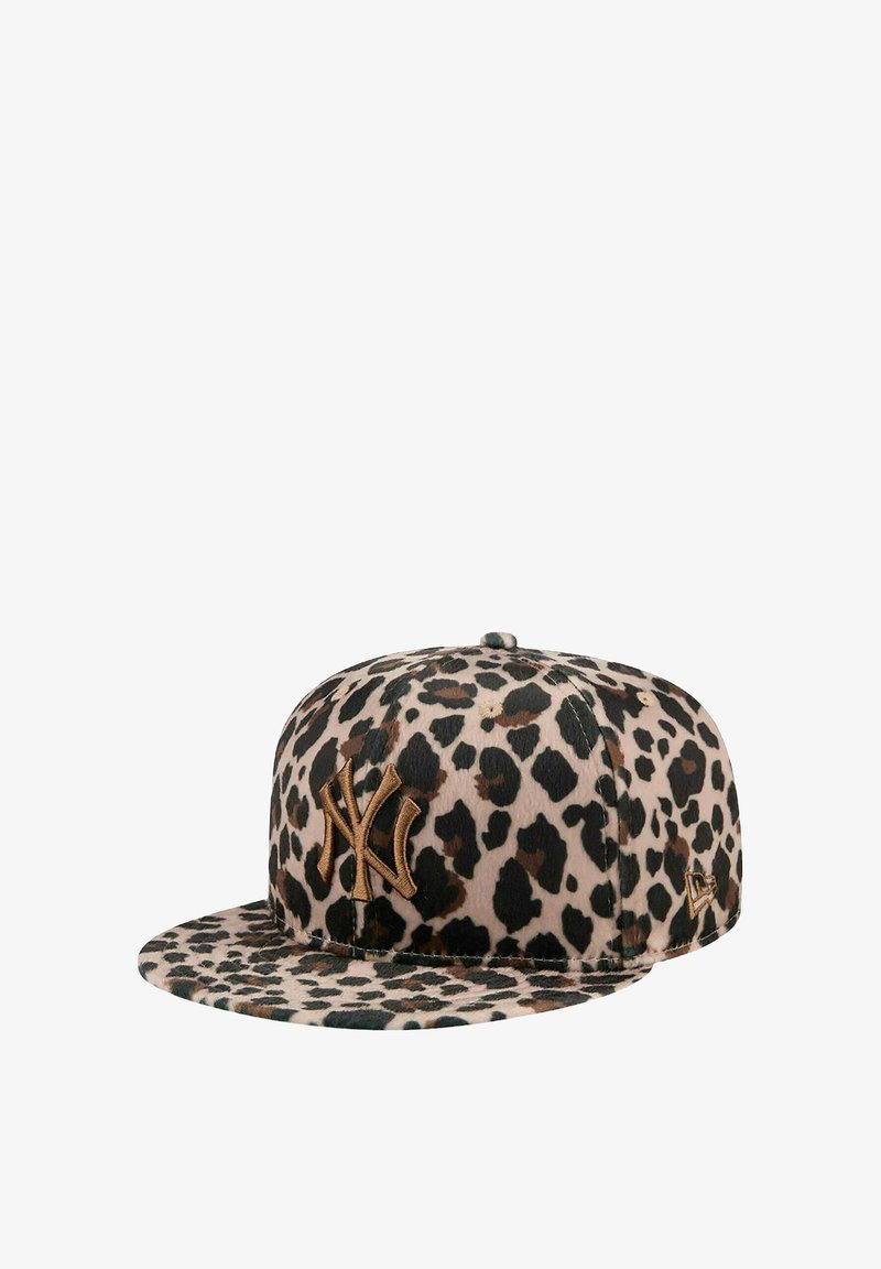 Cappello con stampa leopardata, con visiera piatta, base beige e macchie nere/marroni. Include un logo NY ricamato marrone sulla parte anteriore.