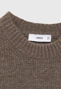 Brauner gerippter Pullover mit Rundhalsausschnitt. Verfügt über ein Textillabel mit Größeninformationen. Das Material wirkt weich und strukturiert.