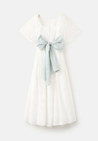 Bílé šaty s krátkým rukávem z krajky se čtvercovým výstřihem a velkou světle modrou mašlí uvázanou v pase.