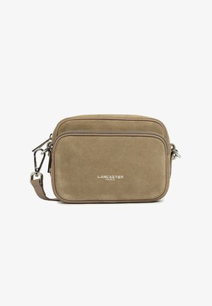 Borsa a tracolla rettangolare in suede marrone con tasca frontale con zip e tracolla regolabile, marchiata "Lancaster Paris" in lettere bianche.