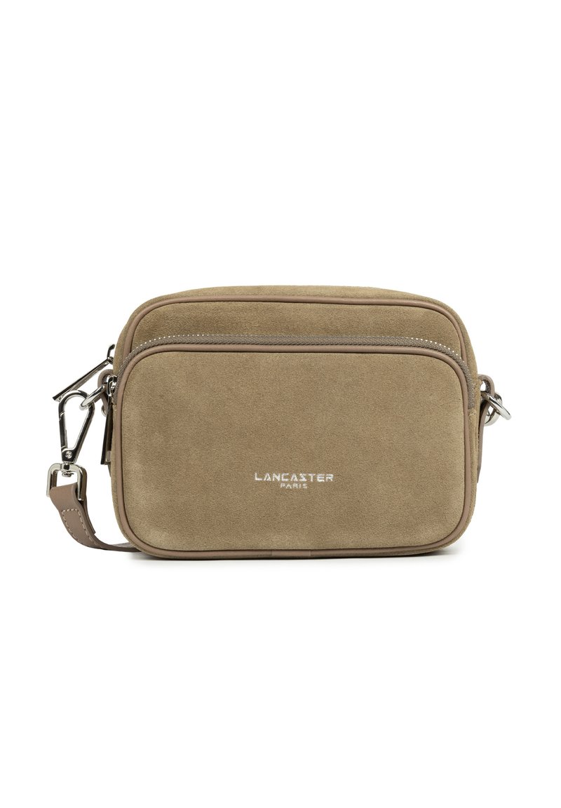 Borsa a tracolla rettangolare in suede marrone con tasca frontale con zip e tracolla regolabile, marchiata "Lancaster Paris" in lettere bianche.