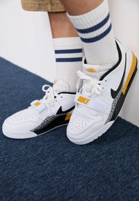 Selected, white/black/yellow ochre/wolf grey