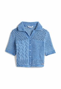 Lichtblauwe gebreide cardigan met korte mouwen, voorzien van een gestructureerd patroon, een kraaghals en knoopsluiting. Kenmerkende patchworkdetails.
