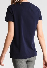 Tommy Hilfiger Triko s potiskem - dark blue