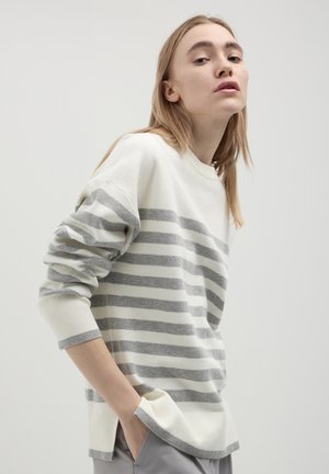 Maglione leggero a maglia con righe orizzontali bianche e grigie. Presenta maniche lunghe, polsini a coste e spacco laterale all'orlo.