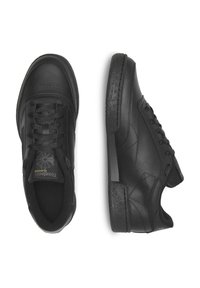 Čierne kožené tenisové topánky s hladkým povrchom, s nízkym strihom, okrúhlou špičkou, šnurovaním a jemným logom na jazyku.