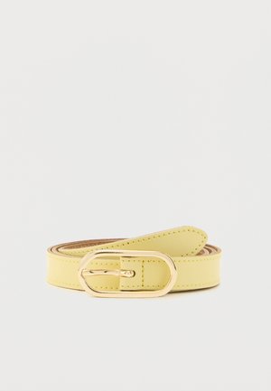 Ceinture en simili cuir jaune avec une boucle ronde de couleur dorée et une doublure intérieure marron. Présente une texture lisse et un design simple.