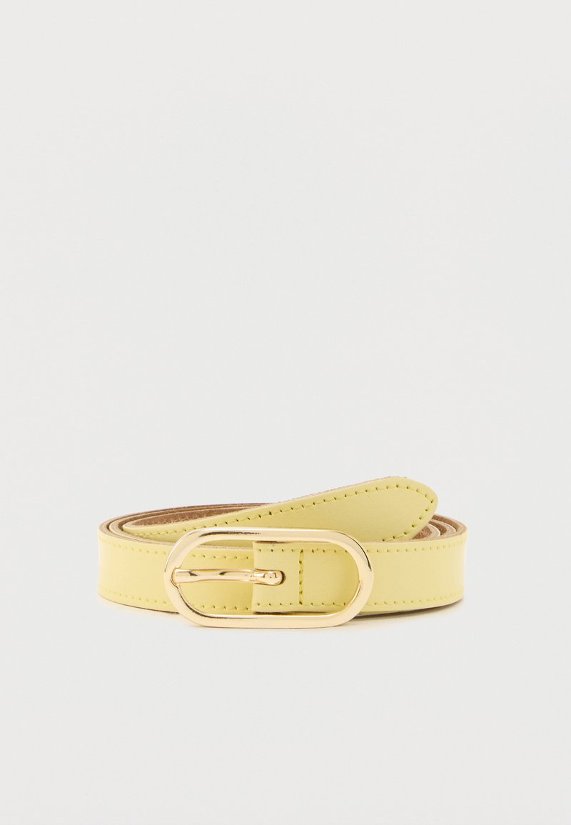 Ceinture en simili cuir jaune avec une boucle ronde de couleur dorée et une doublure intérieure marron. Présente une texture lisse et un design simple.