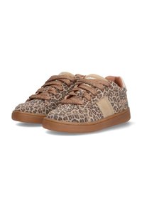 Baskets à imprimé léopard avec un accent en cuir beige, des lacets brun texturé et une semelle en caoutchouc de couleur marron clair.