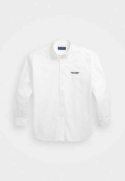 Λευκό πουκάμισο με κουμπιά, φτιαγμένο από βαμβάκι, με μακριά μανίκια και μπλε και μαύρο λογότυπο "POLO SPORT" στην αριστερή πλευρά του στήθους.