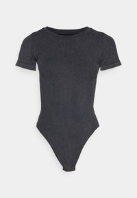 Svart ribbet bodysuit med korte ermer, høy skårne benåpninger og rund hals, laget av myk, elastisk stoff.
