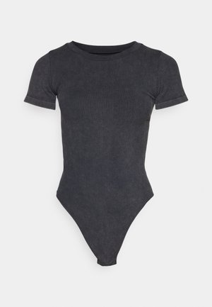 Body noir à côtes avec des manches courtes, des ouvertures de jambe hautes et un col rond, fabriqué en tissu doux et extensible.