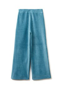 Pantalones de pierna ancha en turquesa, fabricados con una tela suave y texturizada. Presentan una cintura alta y un acabado de borde liso. Costuras verticales que recorren la parte delantera.