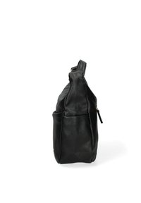 Zaino nero in pelle con finitura testurizzata, dotato di una tasca con zip e una tasca laterale a fessura, design minimalista e tracolla robusta.