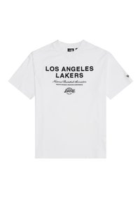Bijela pamučna majica s natpisom "LOS ANGELES LAKERS" u podebljanim crnim slovima, s dodatnim brendingom u manjem tisku ispod i detaljem logotipa.