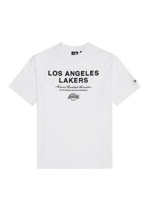Weißes Baumwoll-T-Shirt mit "LOS ANGELES LAKERS" in fetten schwarzen Buchstaben, darunter zusätzliche Markenkennzeichnung in kleinerer Schrift und Logodetail.