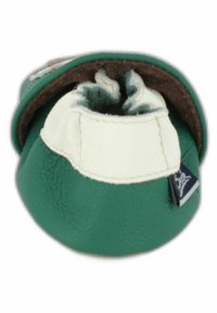 Grüner Lederschuh mit runder Form, ausgestattet mit einem braunen Innenfutter und einem weißen Akzentgurt. Enthält ein kleines Etikett an der Seite.