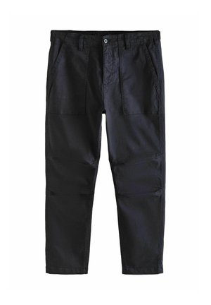 Zwarte recht gesneden broek met voorzakken, riemlussen en knoopsluiting, plat gelegd op witte achtergrond.