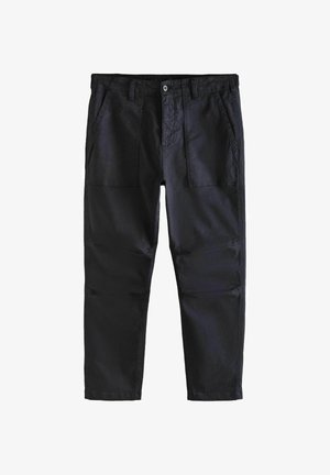 Zwarte recht gesneden broek met voorzakken, riemlussen en knoopsluiting, plat gelegd op witte achtergrond.